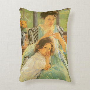 Junge Mutter beim Nähen von Mary Cassatt, Vintage- Dekokissen