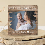 Junge Mutter der ersten Mütter Baby Foto Keepake W Fotoplatte<br><div class="desc">Eine niedliche Bilderrahmen-Tafel für die ersten Mütter,  um der junge Mutter einen schönen Muttertag zu wünschen! Personalisieren Sie mit dem neuen Mutter-Baby Bild und Jahr.</div>