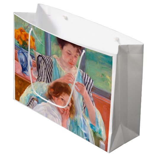 Junge Mutter Nähen, Mary Cassatt Große Geschenktüte (Vorderseite Schrägansicht)