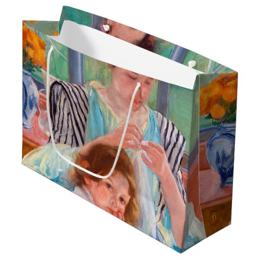 Junge Mutter Nähen, Mary Cassatt Große Geschenktüte (Vorderseite Schrägansicht)