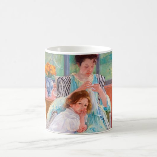 Junge Mutter Nähen, Mary Cassatt Kaffeetasse (Mittel)