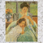 Junge Mutter Nähen von Mary Cassatt, Vintag Art Puzzle<br><div class="desc">Young Mother Sewing (c. 1900) von Mary Cassatt ist ein Vintager Impressionismus feine Kunst Familie Portrait Gemälde. Ein Mädchen, ihre Tochter, lehnt sich auf ihren Schoß. Hinter ihnen steht eine Vase mit einem Strauß Blume. Eine Mutter reparierte Kleidung mit einem Kind. Über die Künstlerin: Mary Stevenson Cassatt (1844-1926) war eine...</div>