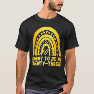 Junge Mutter und Zubehör 2023 durch RK 8 T-Shirt