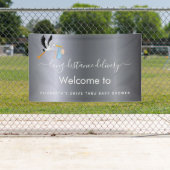 Junge niedliche Storchantrieb durch Babydusche Banner (Insitu)