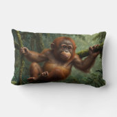 Junge Orangutan in einem Regenwald Lendenkissen (Rückseite)