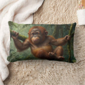 Junge Orangutan in einem Regenwald Lendenkissen (Decke)