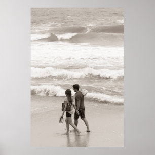Junge Paare, die am Strand spazieren Poster