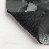 Junge Paare, die auf Gras liegen Mousepad (Ecke)