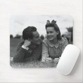 Junge Paare, die auf Gras liegen Mousepad (Mit Mouse)