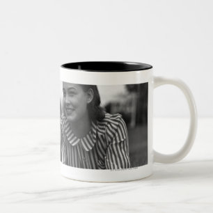 Junge Paare, die auf Gras liegen Zweifarbige Tasse