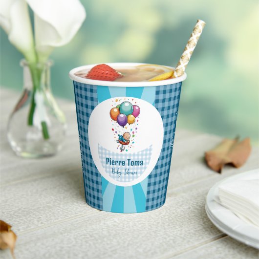 Junge Pappbecher (In Situ)