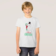 Junge pinkelt um Schneemann