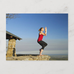 Junge praktiziert Yoga auf einem Bluff in Postkarte