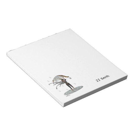 Junge Regenmantel mit leerem Notepad Notizblock (angewinkelt)