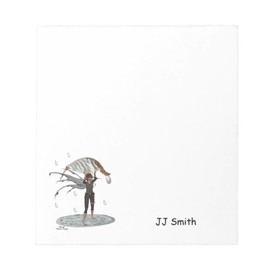 Junge Regenmantel mit leerem Notepad Notizblock (Vorderseite)