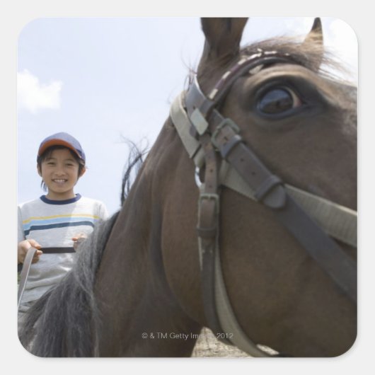 Junge reiten ein Pferd Quadratischer Aufkleber (Vorderseite)