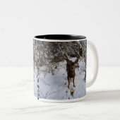 Junge Rotwild im Winter Zweifarbige Tasse (VorderseiteRechts)