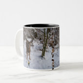 Junge Rotwild im Winter Zweifarbige Tasse (Vorderseite Links)