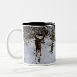 Junge Rotwild im Winter Zweifarbige Tasse
