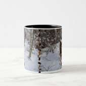 Junge Rotwild im Winter Zweifarbige Tasse (Mittel)