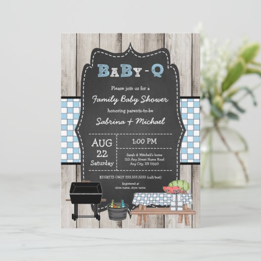 Junge Rustic Wood Family Baby Q Dusche Einladung (Stehend Vorderseite)