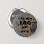 Junge Rustikale Braun feiert einhundert Jahre Button (Vorne & Hinten)