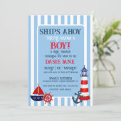 Junge Schiffe, die eine Junge Dusche haben (Stehend Vorderseite)