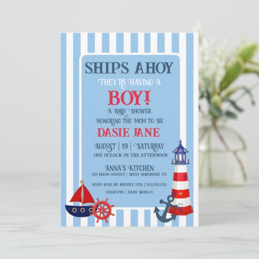 Junge Schiffe, die eine Junge Dusche haben (Stehend Vorderseite)