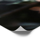 Junge Schimpanse hängt im Wald Poster (Ecke)