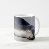 Junge Siegel schlafen am Strand - Australien Kaffeetasse (VorderseiteRechts)