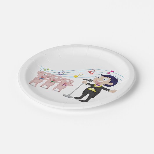 Junge singt mit Drei-Schweine-Chor Pappteller (Schrägansicht)