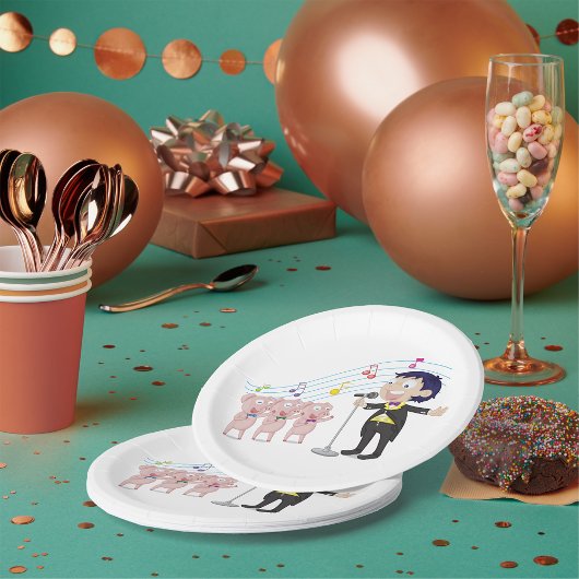 Junge singt mit Drei-Schweine-Chor Pappteller