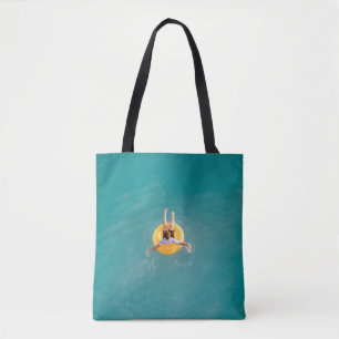 Junge sitzt auf Boje Tasche