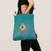 Junge sitzt auf Boje Tasche (Von Nahem)
