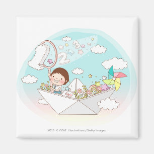 Junge sitzt im Papierboot Magnet