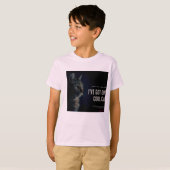 Junge sitzt nicht. T-Shirt (Vorne ganz)