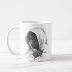 Junge Sizilien-Frau mit Mantel Kaffeetasse