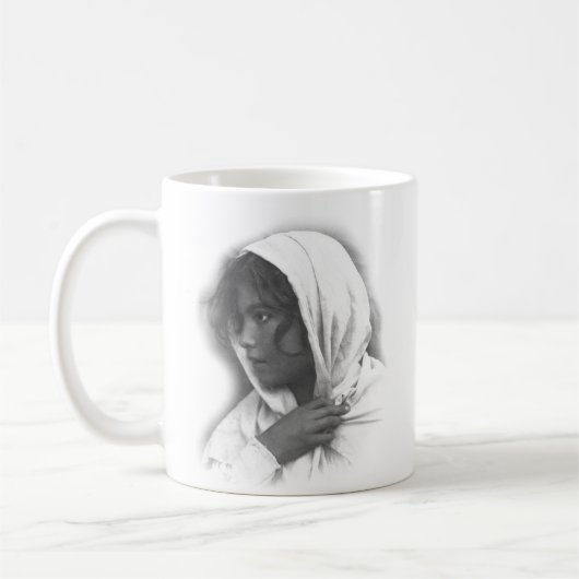 Junge Sizilien-Frau mit Mantel Kaffeetasse (Links)