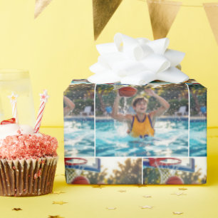 Junge spielt Basketball in einem Schwimmbecken Geschenkpapier