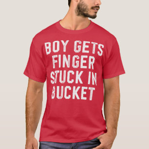 Junge steckt mit dem Finger fest in den Eimer T-Shirt