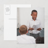 Junge stehend vor der Klasse Lesen in 2 Postkarte (Vorne/Hinten)