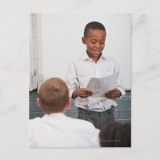 Junge stehend vor der Klasse Lesen in 2 Postkarte (Vorderseite)