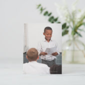 Junge stehend vor der Klasse Lesen in 2 Postkarte (Stehend Vorderseite)