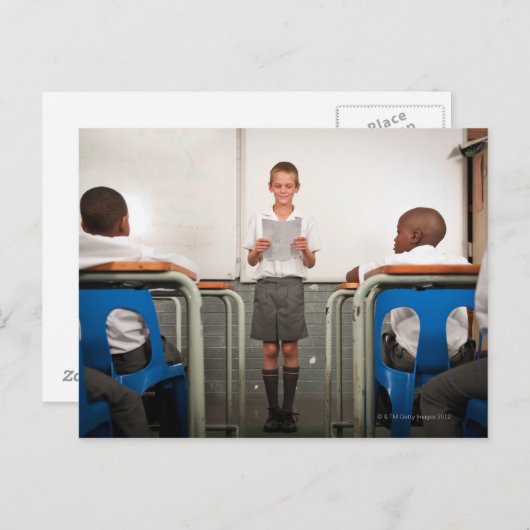 Junge stehend vor der Klasse lesen in Postkarte (Vorne/Hinten)