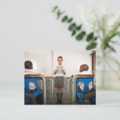 Junge stehend vor der Klasse lesen in Postkarte (Stehend Vorderseite)
