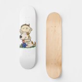 Junge umarmt liebend seinen Hund | Farbe wählen Skateboard (Vorderseite)
