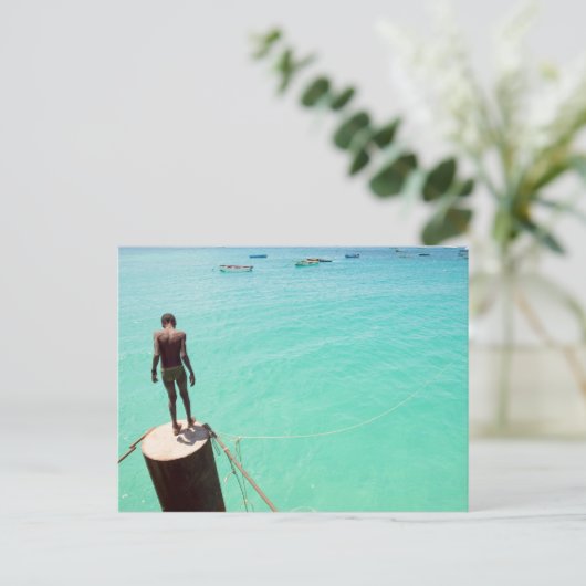 Junge und blaues Wasser Postkarte (Stehend Vorderseite)