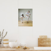 Junge und Mädchen (4-9), die Taekwondo-Kicks üben Poster (Küche)