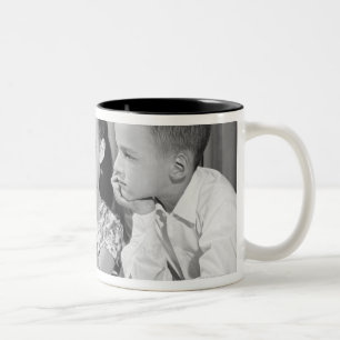 Junge und Mädchen betrachten einen Globus Zweifarbige Tasse