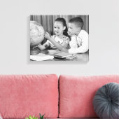 Junge und Mädchen sehen Globe Leinwanddruck (Insitu (Wohnzimmer))
